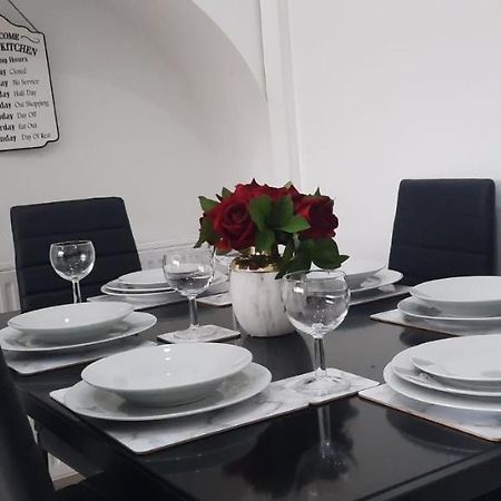 Stylish And Homey 3 Bedroom House With Free Parking & Wi-Fi Minworth Exterior foto